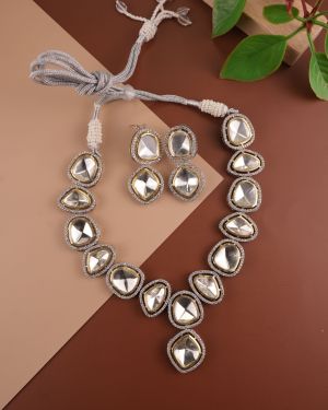 Elegant Kundan Necklace Set