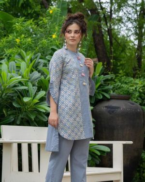 FASHION DWAR Floral Embroidered Mandarin Collar Pure Cotton Top With Trouser